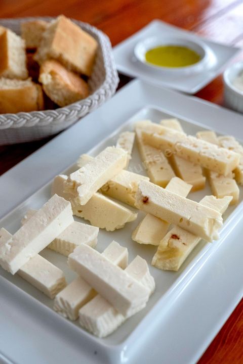 Zied Ben Youssef est fromager, sur les hauteurs de Béja il fait du fromage de Brebis et de vache mais aussi vous invite à sa table d'hôte pour déguster le couscous traditionnel de Béja. Il fait partie du projet de l’Union Européenne ‘Lactimed’. Le fromage est fait en direct au coeur du restaurant avec la transformation quotidienne de 20 à 40 L de lait de fromage frais et ricotta.C’est l’occasion aussi de déguster des produits laitiers frais : du yaourt, de la ricotta, du beurre et du lait de brebis.