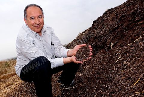 Portrait de Majid Mahjoub sur le composte bio aux Moulins Mahjoub à Tébourba près de Tunis. Agriculture et produits Biologiques.
