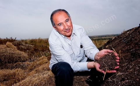 Portrait de Majid Mahjoub sur le composte bio aux Moulins Mahjoub à Tébourba près de Tunis. Agriculture et produits Biologiques.