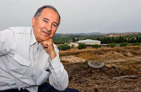 Portrait de Majid Mahjoub sur le composte bio aux Moulins Mahjoub à Tébourba près de Tunis. Agriculture et produits Biologiques.
