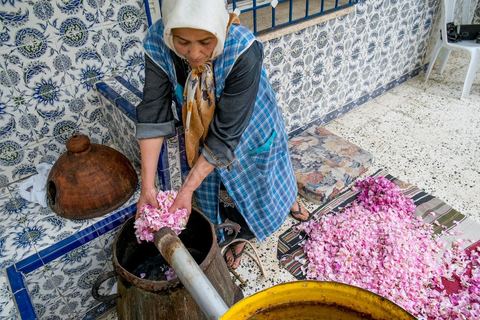 Distillation traditionnelle de fleurs de rose dans maison de la région de Nabeul au Cap Bon. L'eau et l'essence de rose proviennent de la distillation des fleurs de rose. La distillation est conduite très doucement sur le feu, l'hydrolat coule dans des Marie-Jeannes en verre. Le distillat coule légèrement tiède. 1 kg de pétale produit environ 1,5 litres d'eau de roses.