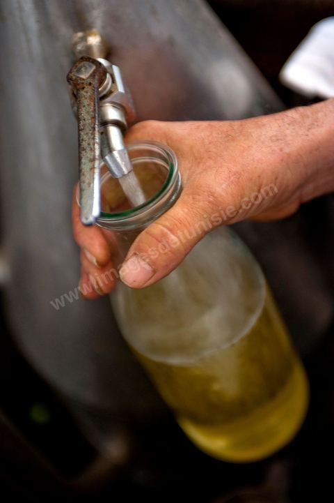 Le nérobi, essence de la fleur d'oranger qui sert à la parfumerie. Distillerie de fleurs d'orangers de Bigaradier, production d'essence et d'eau de Fleurs d'orangers à la distillerie Carthago Essences à Tunis. La distillerie fut créée il y a plusieurs générations par la famille et est tenue aujourd'hui par la petite fille et passionnée Thouraya.