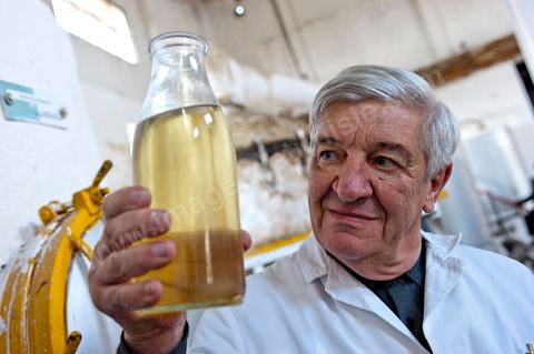 Patrick Pelerin, ingénieur conseil en parfurmerie à Grasse, contrôle le nérobi, essence de fleur d'oranger, qui est obtenue par la sitillation à la vapeur des fleurs. Distillerie de fleurs d'orangers de Bigaradier, production d'essence et d'eau de Fleurs d'orangers à la distillerie Carthago Essences à Tunis. La distillerie fut créée il y a plusieurs générations par la famille et est tenue aujourd'hui par la petite fille et passionnée Thouraya.