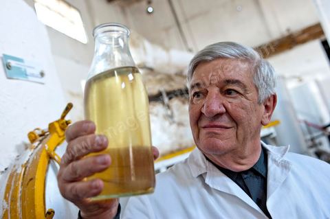Patrick Pelerin, ingénieur conseil en parfurmerie à Grasse, contrôle le nérobi, essence de fleur d'oranger, qui est obtenue par la sitillation à la vapeur des fleurs. Distillerie de fleurs d'orangers de Bigaradier, production d'essence et d'eau de Fleurs d'orangers à la distillerie Carthago Essences à Tunis. La distillerie fut créée il y a plusieurs générations par la famille et est tenue aujourd'hui par la petite fille et passionnée Thouraya.
