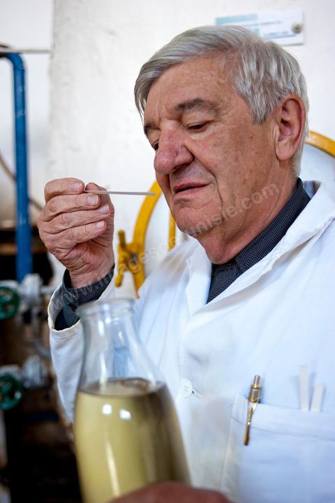 Patrick Pelerin, ingénieur conseil en parfurmerie à Grasse, contrôle le nérobi, essence de fleur d'oranger, qui est obtenue par la sitillation à la vapeur des fleurs. Distillerie de fleurs d'orangers de Bigaradier, production d'essence et d'eau de Fleurs d'orangers à la distillerie Carthago Essences à Tunis. La distillerie fut créée il y a plusieurs générations par la famille et est tenue aujourd'hui par la petite fille et passionnée Thouraya.