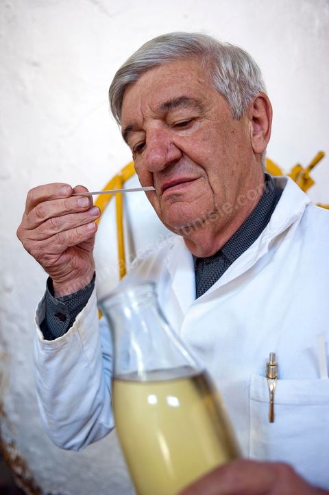 Patrick Pelerin, ingénieur conseil en parfurmerie à Grasse, contrôle le nérobi, essence de fleur d'oranger, qui est obtenue par la sitillation à la vapeur des fleurs. Distillerie de fleurs d'orangers de Bigaradier, production d'essence et d'eau de Fleurs d'orangers à la distillerie Carthago Essences à Tunis. La distillerie fut créée il y a plusieurs générations par la famille et est tenue aujourd'hui par la petite fille et passionnée Thouraya.