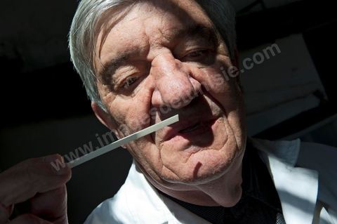 Patrick Pelerin, ingénieur conseil en parfurmerie à Grasse, contrôle le nérobi, essence de fleur d'oranger, qui est obtenue par la sitillation à la vapeur des fleurs. Distillerie de fleurs d'orangers de Bigaradier, production d'essence et d'eau de Fleurs d'orangers à la distillerie Carthago Essences à Tunis. La distillerie fut créée il y a plusieurs générations par la famille et est tenue aujourd'hui par la petite fille et passionnée Thouraya.