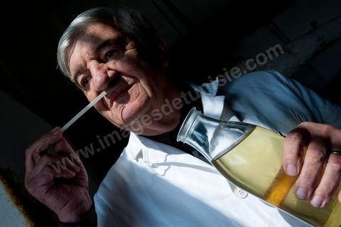 Patrick Pelerin, ingénieur conseil en parfurmerie à Grasse, contrôle le nérobi, essence de fleur d'oranger, qui est obtenue par la sitillation à la vapeur des fleurs. Distillerie de fleurs d'orangers de Bigaradier, production d'essence et d'eau de Fleurs d'orangers à la distillerie Carthago Essences à Tunis. La distillerie fut créée il y a plusieurs générations par la famille et est tenue aujourd'hui par la petite fille et passionnée Thouraya.