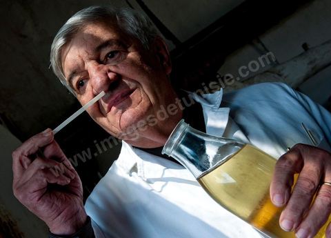 Patrick Pelerin, ingénieur conseil en parfurmerie à Grasse, contrôle le nérobi, essence de fleur d'oranger, qui est obtenue par la sitillation à la vapeur des fleurs. Distillerie de fleurs d'orangers de Bigaradier, production d'essence et d'eau de Fleurs d'orangers à la distillerie Carthago Essences à Tunis. La distillerie fut créée il y a plusieurs générations par la famille et est tenue aujourd'hui par la petite fille et passionnée Thouraya.