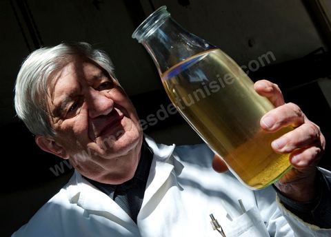 Patrick Pelerin, ingénieur conseil en parfurmerie à Grasse, contrôle le nérobi, essence de fleur d'oranger, qui est obtenue par la sitillation à la vapeur des fleurs. Distillerie de fleurs d'orangers de Bigaradier, production d'essence et d'eau de Fleurs d'orangers à la distillerie Carthago Essences à Tunis. La distillerie fut créée il y a plusieurs générations par la famille et est tenue aujourd'hui par la petite fille et passionnée Thouraya.