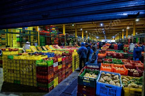Entrée d'une des trois Halles aux fruits et légumes du marché de gros de Tunis à El Mourouj