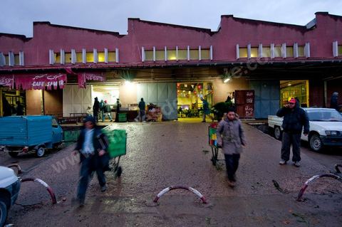 Chargement à l'entrée d'une des trois Halles aux fruits et légumes du marché de gros de Tunis à El Mourouj