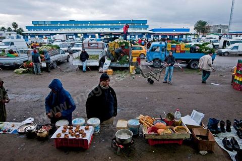 vue extéireure de la Halle aux fruits et légumes du marché de gros de Tunis à El Mourouj