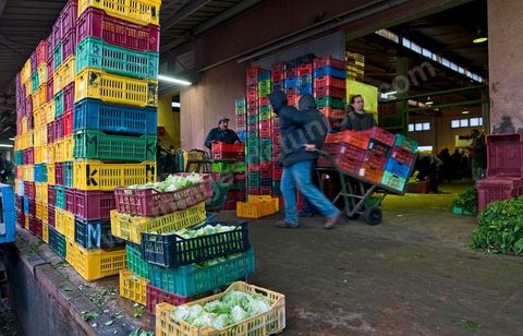 Chargement à l'entrée d'une des trois Halles aux fruits et légumes du marché de gros de Tunis à El Mourouj