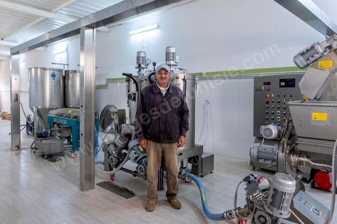 Au domaine Ben Ismail, situé à Toukaber, près Medjez el Bab ets un domaine agricole ou se produit une huile bio et raffinée mais également du fromage de chèvre de la race « dmen », le développement d’un tourisme alternatif basé sur l’agrotourisme est en cours. viviste du domaine avec Mohamed Ben Ismail.
