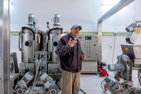 Au domaine Ben Ismail, situé à Toukaber, près Medjez el Bab ets un domaine agricole ou se produit une huile bio et raffinée mais également du fromage de chèvre de la race « dmen », le développement d’un tourisme alternatif basé sur l’agrotourisme est en cours. viviste du domaine avec Mohamed Ben Ismail.