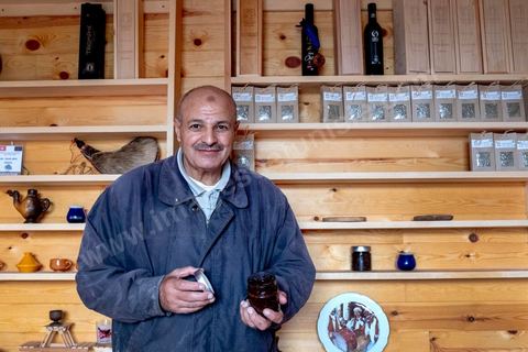 Au domaine Ben Ismail, situé à Toukaber, près Medjez el Bab ets un domaine agricole ou se produit une huile bio et raffinée mais également du fromage de chèvre de la race « dmen », le développement d’un tourisme alternatif basé sur l’agrotourisme est en cours. viviste du domaine avec Mohamed Ben Ismail.
