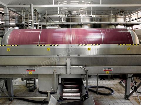 la Cave de Grombalia au Cap Bon n’a cessé d’investir pour devenir un des fleurons des Vignerons de Carthage ( UCCV ), digne des unités de vinifications les plus performantes que l’on peut voir en Europe.