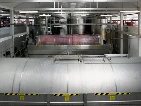la Cave de Grombalia au Cap Bon n’a cessé d’investir pour devenir un des fleurons des Vignerons de Carthage ( UCCV ), digne des unités de vinifications les plus performantes que l’on peut voir en Europe.