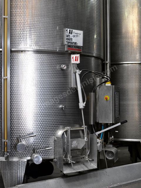 la Cave de Grombalia au Cap Bon n’a cessé d’investir pour devenir un des fleurons des Vignerons de Carthage ( UCCV ), digne des unités de vinifications les plus performantes que l’on peut voir en Europe.
