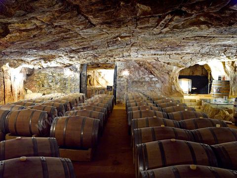 La cave de La Fontaine aux mille Amphores à Megrine, près de Tunis, est devenue un haut lieu de l’élevage et du vieillissement des vins. Il s'agit d'une cave souterraine creusée dans la roche. Les Vignerons de Carthage UCCV