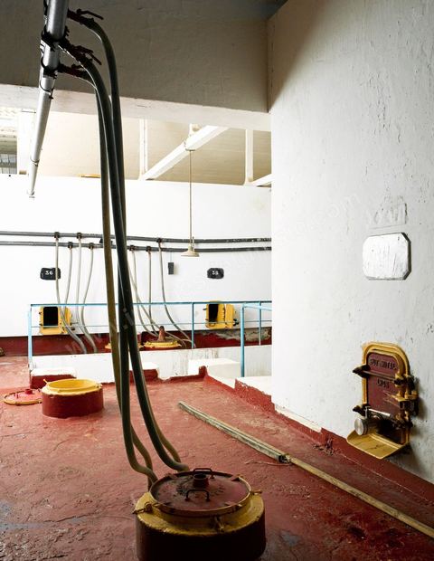 Créée en 1948, la Cave de Kélibia compte aujourd’hui 160 adhérents pour une production moyenne de 11000 hl pour 640 ha de cépage Muscat d’Alexandrie produisant la fameuse AOC Premier Cru Muscat sec de Kélibia, et environ 120 ha de Chardonnay- Grenache blanc - Ugni Blanc - Vermentino- Syrah - Grenache noir. Vignerons de Carthage UCCV