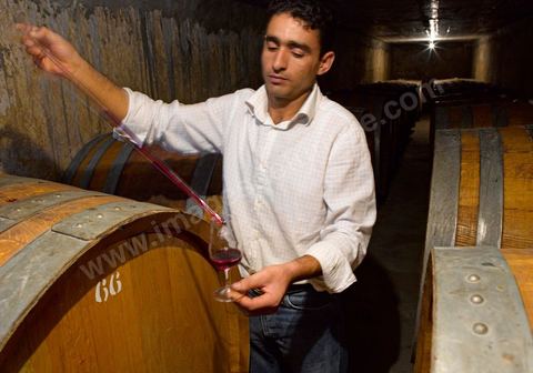 Depuis sa création en 1932, la Cave de Bir Drassen est un haut lieu du vin tunisien. Les Vignerons de Carthage UCCV