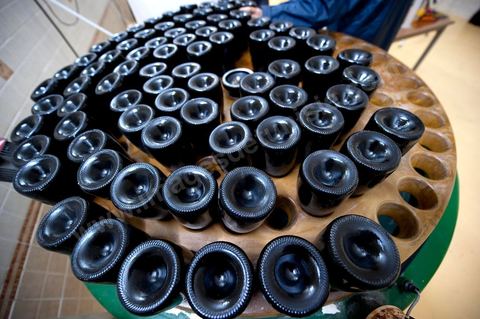 Production du "champagne" Tunisien le Mum à la cave de Megrine dans la banlieue sud de Tunis