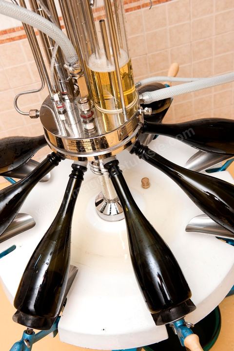 Production du "champagne" Tunisien le Mum à la cave de Megrine dans la banlieue sud de Tunis