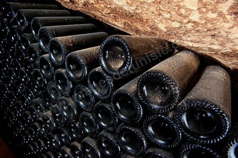 Bouteilles de vin à la cave de Megrine dans la banlieue sud de Tunis