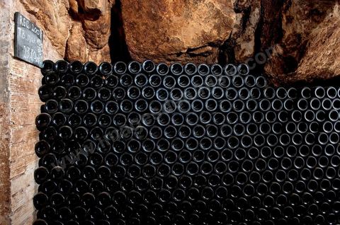 Bouteilles de vin à la cave de Megrine dans la banlieue sud de Tunis