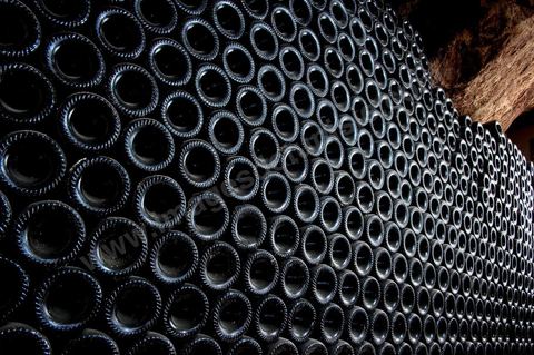 Bouteilles de vin à la cave de Megrine dans la banlieue sud de Tunis