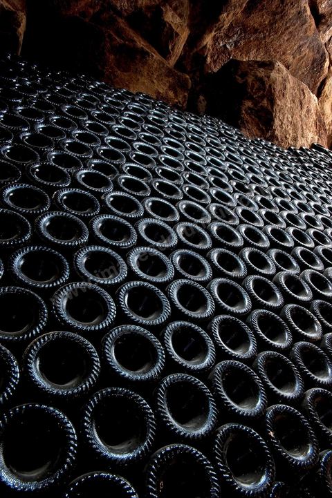 Bouteilles de vin à la cave de Megrine dans la banlieue sud de Tunis