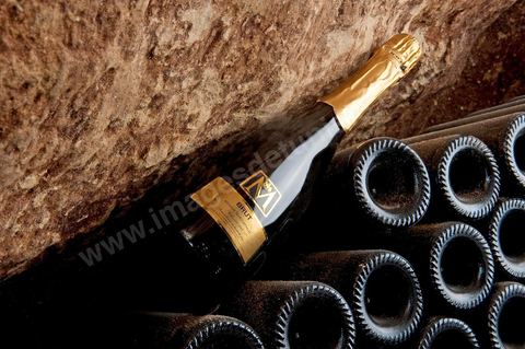 Production du "champagne" Tunisien le Mum à la cave de Megrine dans la banlieue sud de Tunis