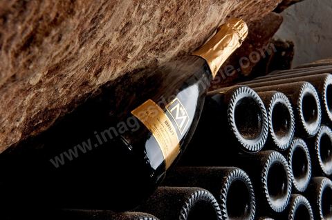 Production du "champagne" Tunisien le Mum à la cave de Megrine dans la banlieue sud de Tunis