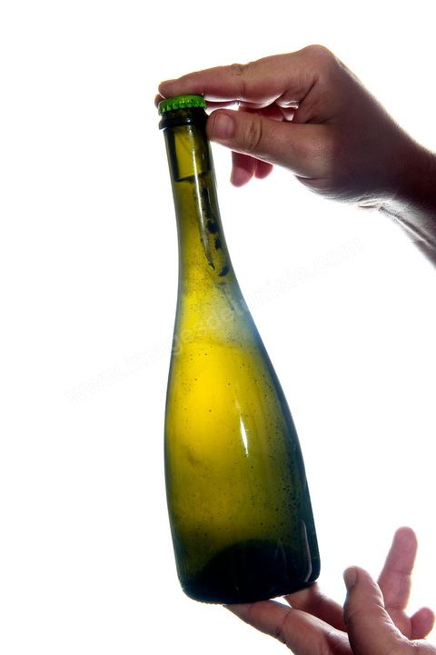 Production du "champagne" Tunisien le Mum à la cave de Megrine dans la banlieue sud de Tunis