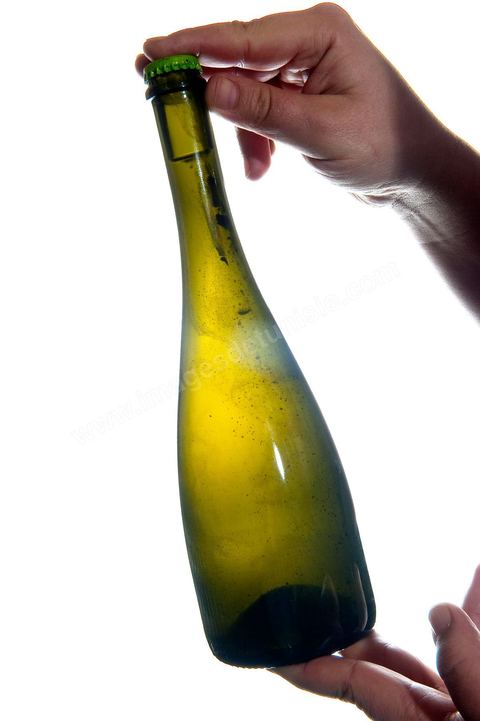 Production du "champagne" Tunisien le Mum à la cave de Megrine dans la banlieue sud de Tunis
