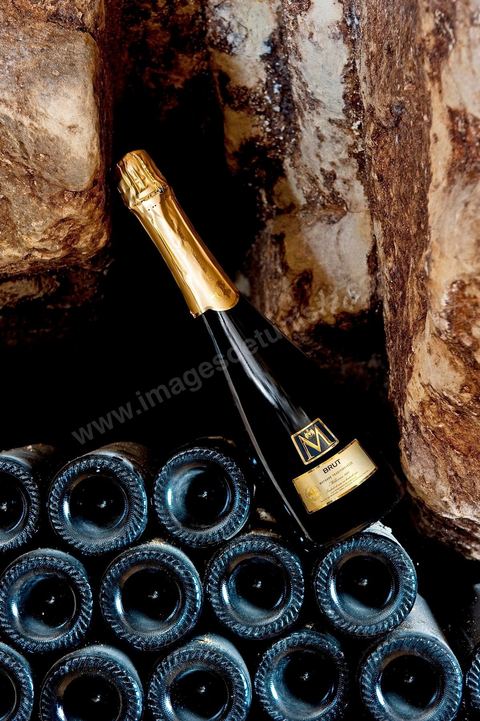 Production du "champagne" Tunisien le Mum à la cave de Megrine dans la banlieue sud de Tunis
