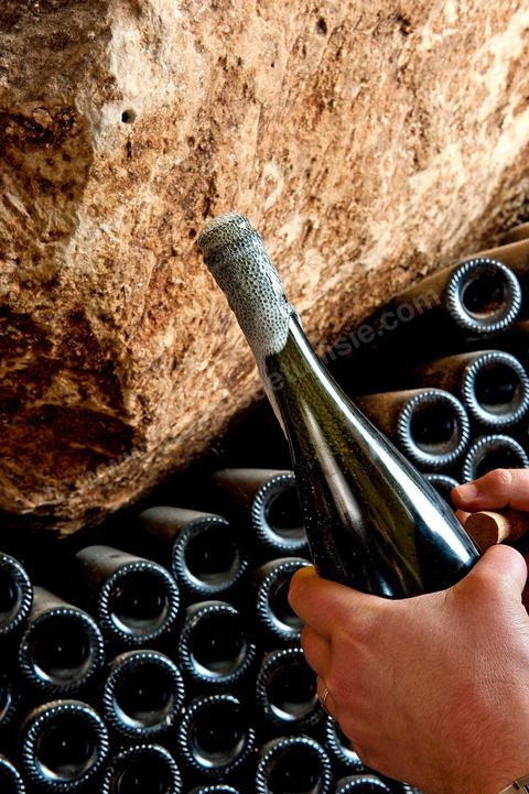 Production du "champagne" Tunisien le Mum à la cave de Megrine dans la banlieue sud de Tunis