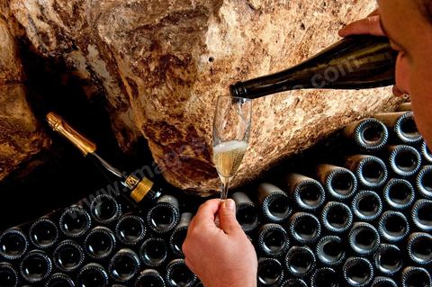 Production du "champagne" Tunisien le Mum à la cave de Megrine dans la banlieue sud de Tunis