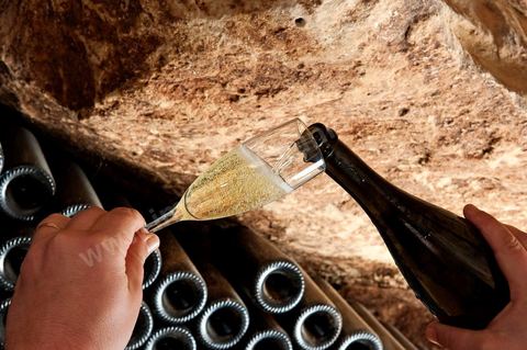 Production du "champagne" Tunisien le Mum à la cave de Megrine dans la banlieue sud de Tunis