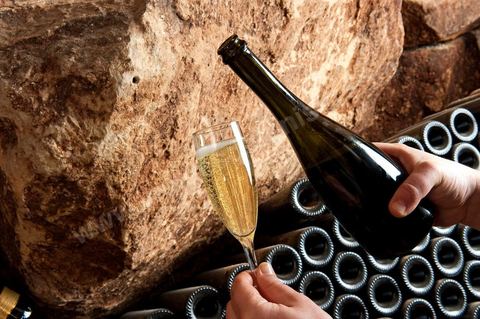 Production du "champagne" Tunisien le Mum à la cave de Megrine dans la banlieue sud de Tunis