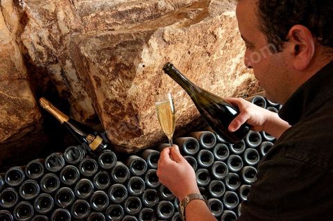 Production du "champagne" Tunisien le Mum à la cave de Megrine dans la banlieue sud de Tunis