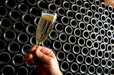 Production du "champagne" Tunisien le Mum à la cave de Megrine dans la banlieue sud de Tunis