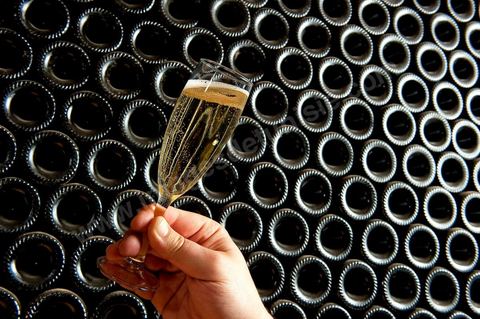 Production du "champagne" Tunisien le Mum à la cave de Megrine dans la banlieue sud de Tunis