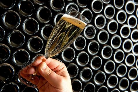 Production du "champagne" Tunisien le Mum à la cave de Megrine dans la banlieue sud de Tunis