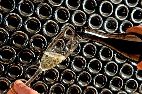 Production du "champagne" Tunisien le Mum à la cave de Megrine dans la banlieue sud de Tunis