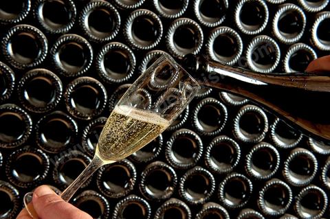 Production du "champagne" Tunisien le Mum à la cave de Megrine dans la banlieue sud de Tunis