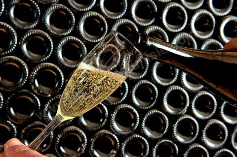 Production du "champagne" Tunisien le Mum à la cave de Megrine dans la banlieue sud de Tunis