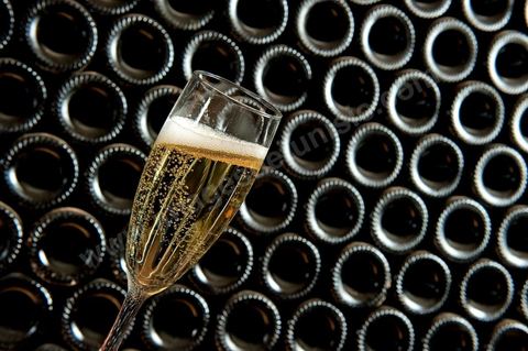 Production du "champagne" Tunisien le Mum à la cave de Megrine dans la banlieue sud de Tunis